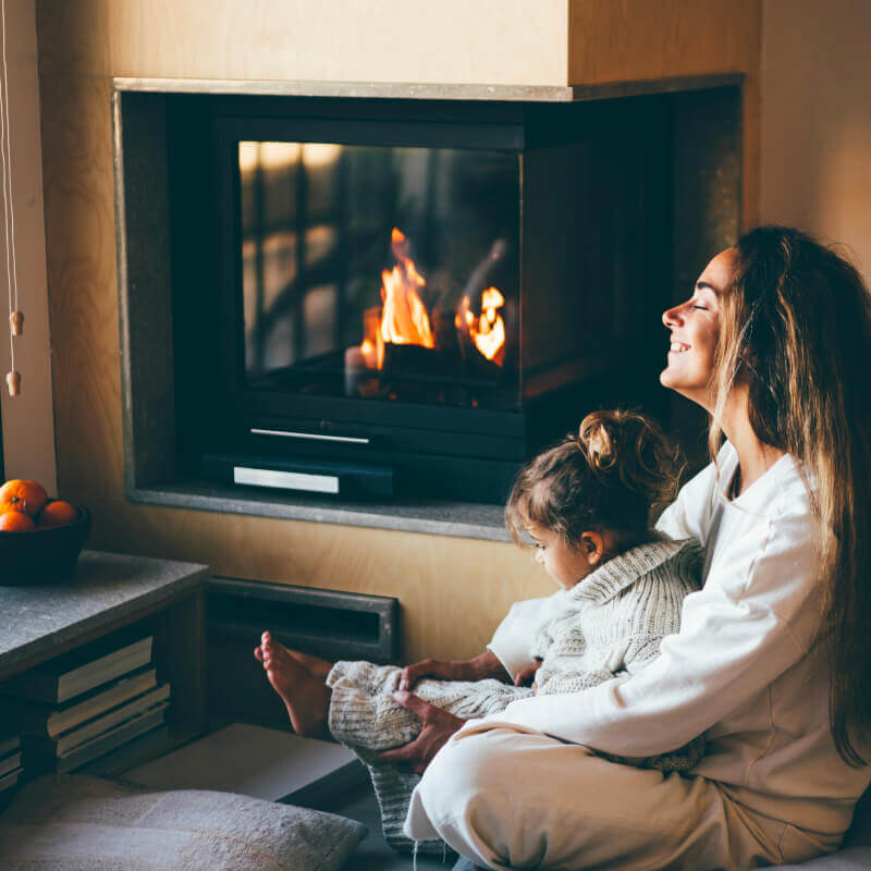 Ouest Ramonage - Famille auprès du feu - Ramonage cheminée poele chaudière